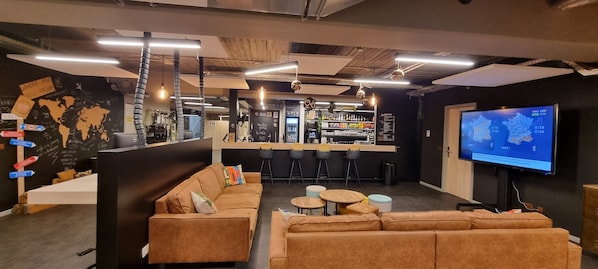 Living area - Auberge Jeunesse Charleroi Youth Hostel (Charleroi)