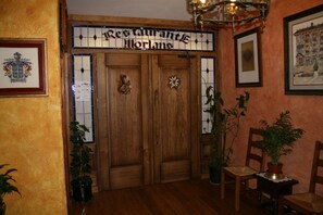 Lunch and dinner served, local cuisine - Apartamentos Casa Morlans (Panticosa)