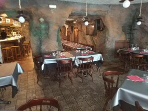 Lunch and dinner served, local cuisine - Apartamentos Casa Morlans (Panticosa)