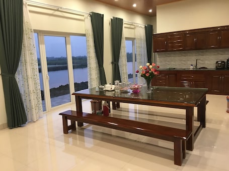 Breakfast, lunch, dinner served; local cuisine