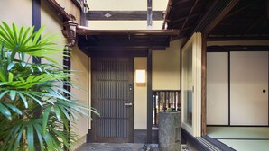 Unclassified image, 3 of 50, button - Kyo no Ondokoro GOKOMACHI-EBISUGAWA #3 (Kyoto)