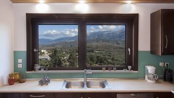 Familiehus, 3 soverom | Eget kjøkken | Kokeplater, kaffetrakter/tekoker, vannkoker og kjøkkenutstyr