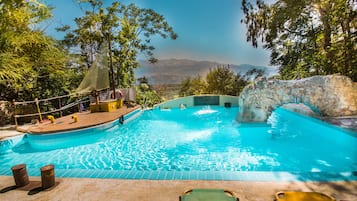 Sesongbasert utendørsbasseng og solsenger