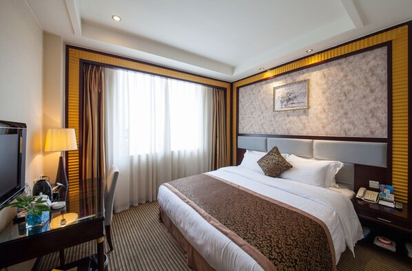 Business tweepersoonskamer | Een bureau, verduisterende gordijnen, een strijkplank/strijkijzer