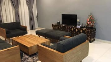 ดีลักซ์อพาร์ทเมนท์ | ห้องนั่งเล่น | ทีวี