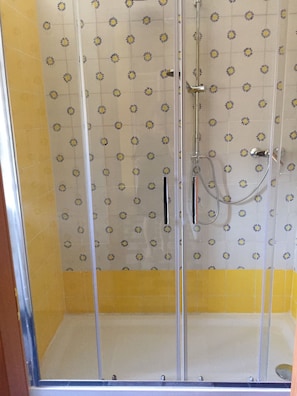 Comfort Double Room, Balcony | Bathroom shower - Salernoportodamare Train Station Room (Salerno)