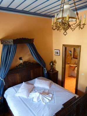 Skrivebord, lydisolert, wi-fi (inkludert) og sengetøy