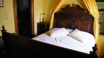 Desk, soundproofing, free WiFi, bed sheets