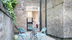BBQ/picnic area - Light filled garden flat sleeps 4 (London)