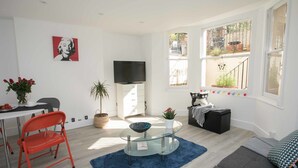 Living room - Light filled garden flat sleeps 4 (London)