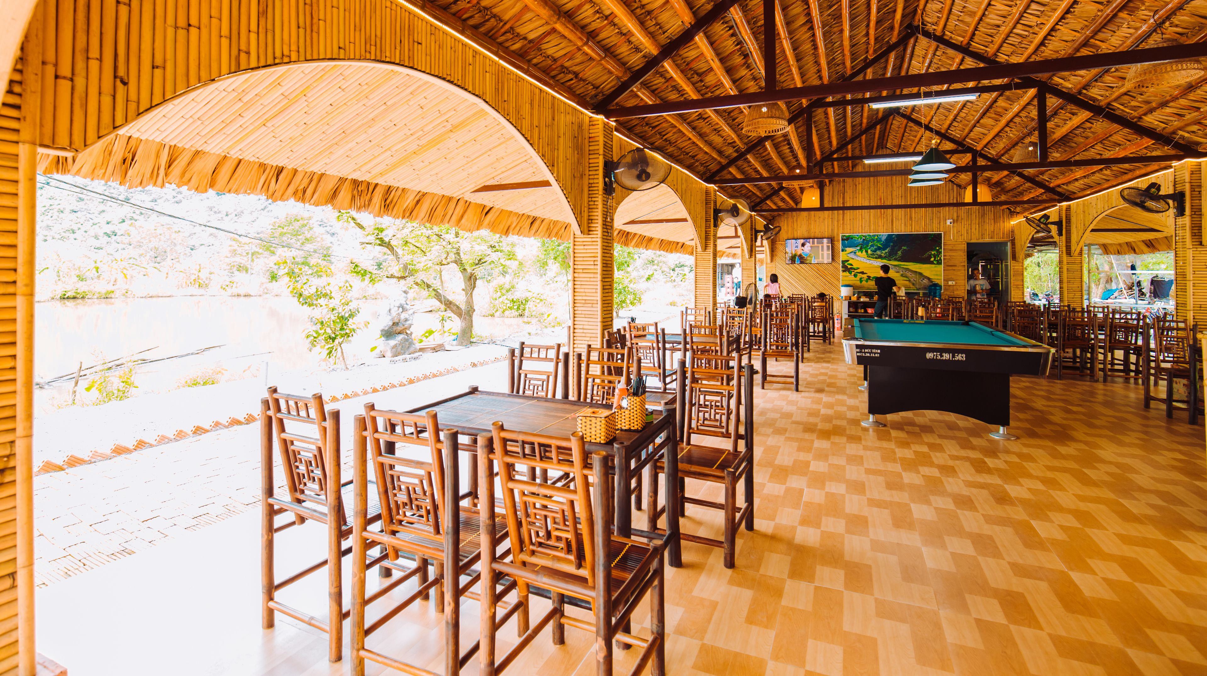 Un restaurante con mobiliario de madera y una mesa de billar.
