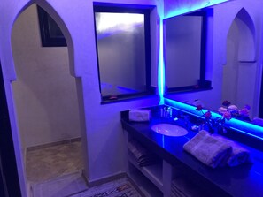Deluxe-Zimmer, Mehrere Betten, barrierefrei | Badezimmer