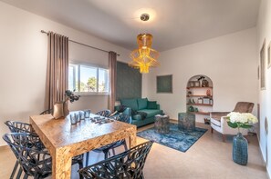 Apartamento design, várias camas, para não fumantes | Área de estar | TV de tela plana