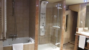 Superior Suite, Sauna (Quiñon) | Bathroom | Bathtub, free toiletries, hair dryer, towels