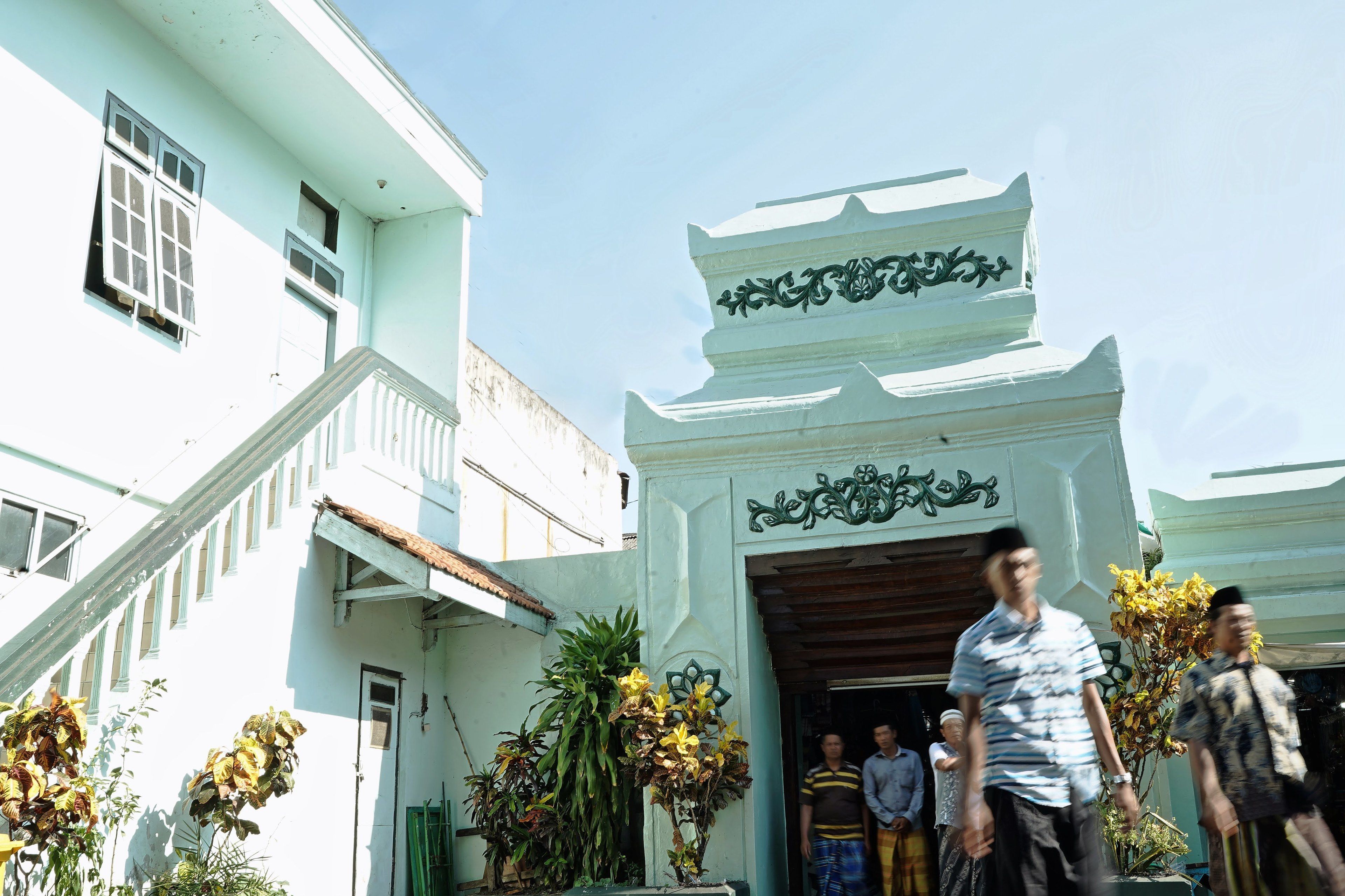 Um edifício tradicional com fachada branca e entrada decorativa.