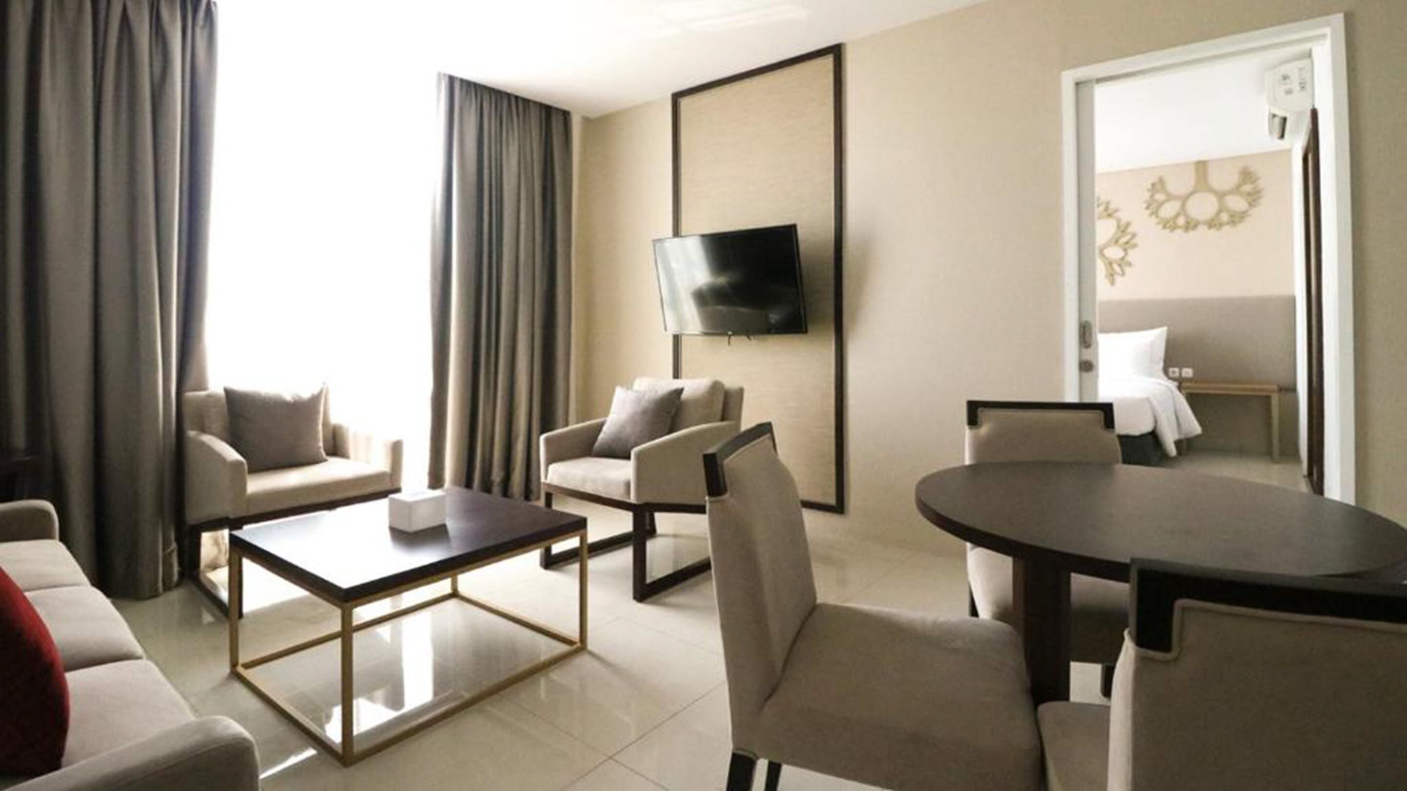 Suite | Ruang keluarga | Televisi LED 40-inci dengan saluran TV kabel dan TV