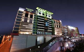 Fachada de la propiedad por la tarde o noche