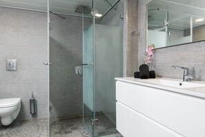 Luxury Apartment, Multiple Beds, Non Smoking | Bathroom