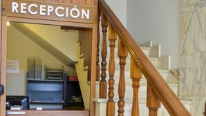 A reception desk with a sign reading "RECEPCIÓN" in a hotel lobby. - A Morada do Cigarron (Verín)
