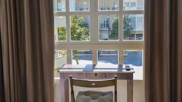 Kamer, 1 twee- of 2 eenpersoonsbedden | Een bureau, verduisterende gordijnen, gratis babybedden, gratis wifi