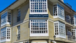 A building with a sign that reads "A Morada do Cigarrón Pension con Encanto." - A Morada do Cigarron (Verín)