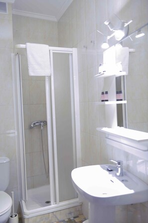 Dubbelrum eller tvÄbÀddsrum | Badrum | Gratis toalettartiklar, hÄrtork och handdukar