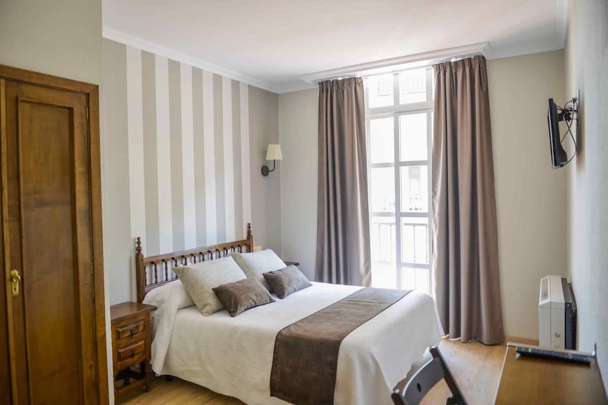 Habitación con 1 cama matrimonial o 2 individuales | Escritorio, cortinas blackout, cunas gratuitas y wifi gratis