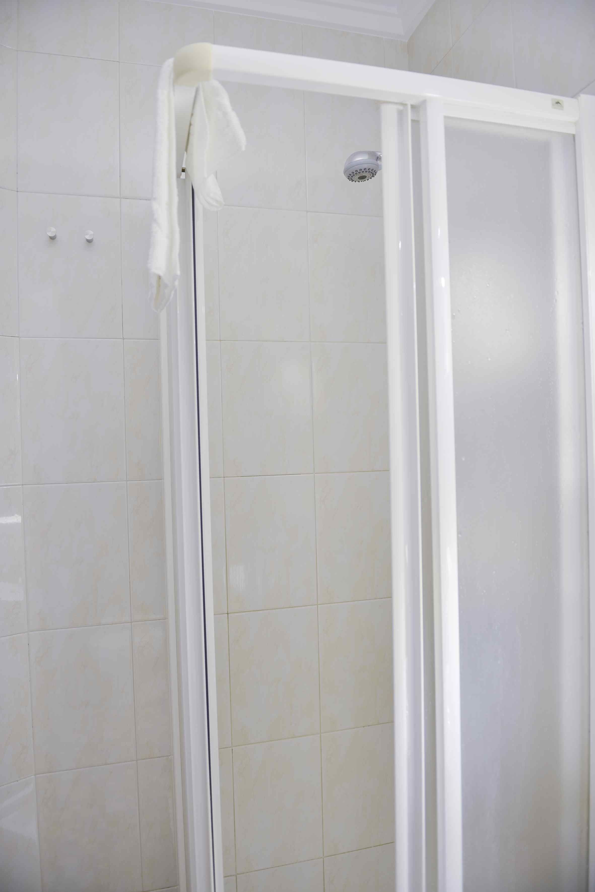 Kamer, 1 twee- of 2 eenpersoonsbedden | Badkamer met douche