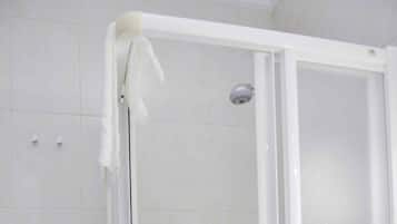 Kamer, 1 twee- of 2 eenpersoonsbedden | Badkamer met douche