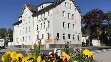Experience the charm of Outdoor Inn Steinaich, a two-story building with a symmetrical facade and central entrance.