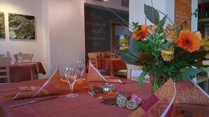 Breakfast served - Outdoor Inn Sporthotel Steinach (Steinach)