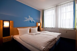 Tweepersoonskamer | Een kluis op de kamer, een bureau, geluiddichte muren, babybedden