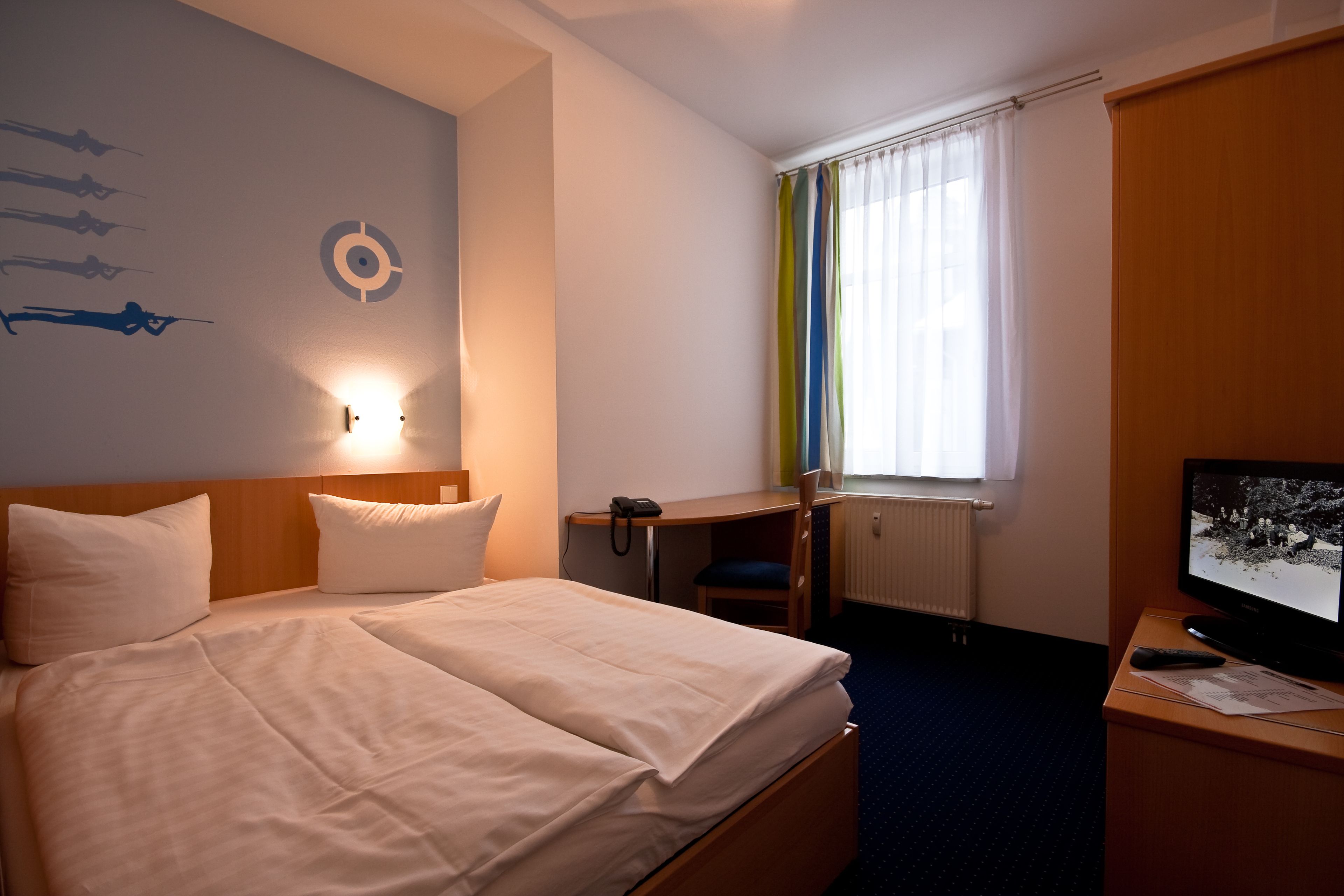 economy double room | 1 bedroom, in-room safe, desk, soundproofing