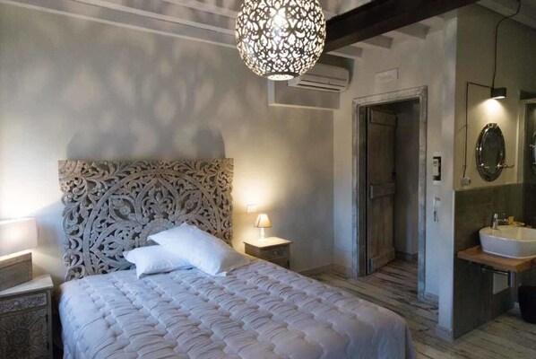 Desk, free WiFi, bed sheets