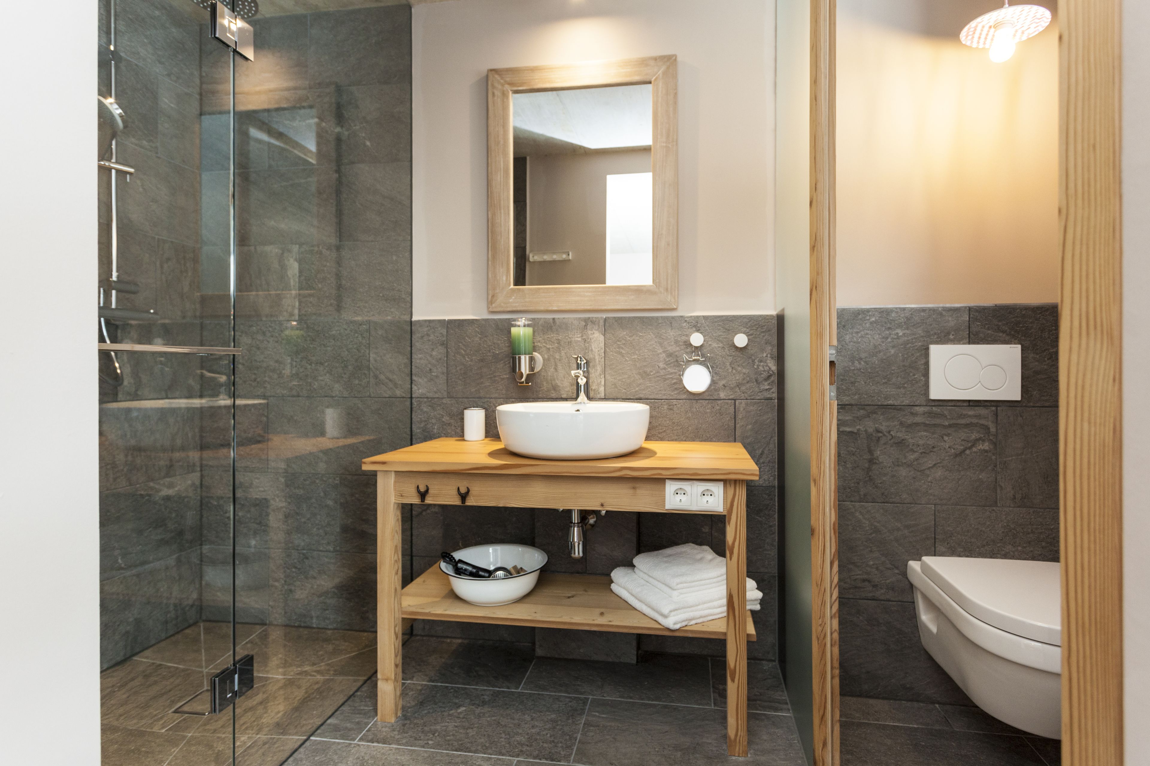 Habitación Deluxe doble, no fumadores | Baño | Ducha, albornoces, zapatillas y toallas