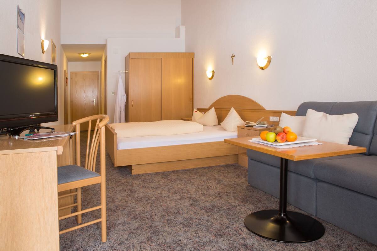 Basic Double Room, Non Smoking | In-room safe, desk, soundproofing, WiFi (free)
