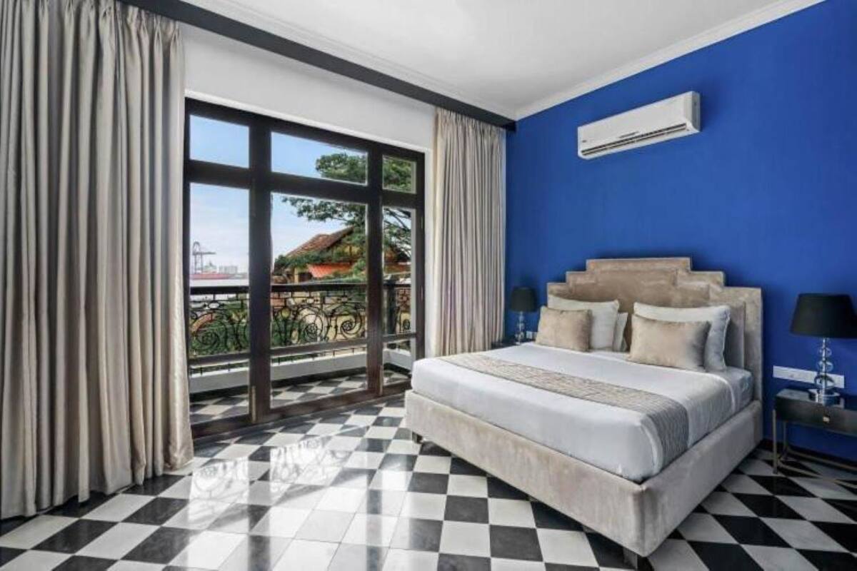 In-room safe, blackout curtains, soundproofing