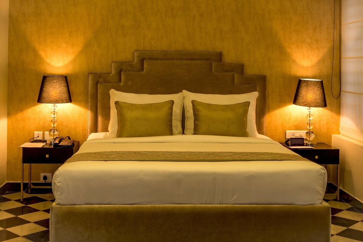 In-room safe, blackout curtains, soundproofing