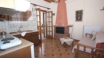 Departamento Grand, 1 habitación, vista al mar (1st Floor) | Cocina privada | Refrigerador, parrilla de estufa, cafetera y tetera y tetera eléctrica