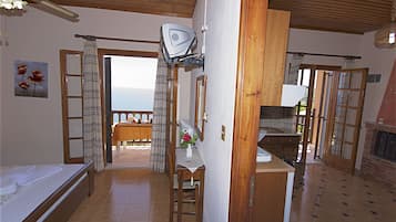 Grand-Apartment, 1 Schlafzimmer, Meerblick (1st Floor) | Schallisolierte Zimmer, kostenloses WLAN, Bettwäsche