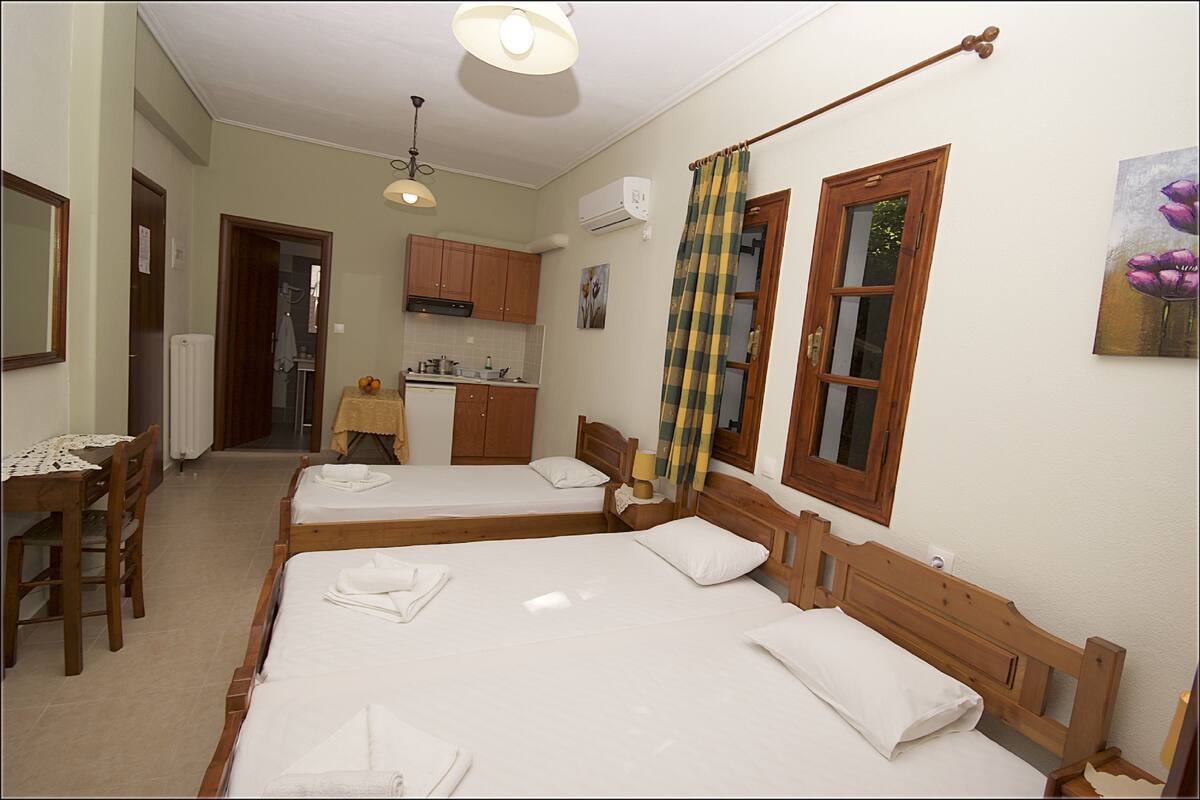 Grand Studio, Ground Floor | Soundproofing, WiFi (free), bed sheets