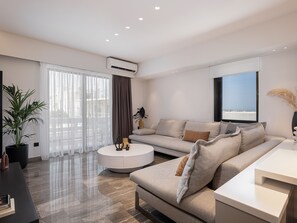 Elite Apartment | Living area | 43-inch Smart TV with cable channels, TV - Nikis Dream Luxury Apartments (Chania)