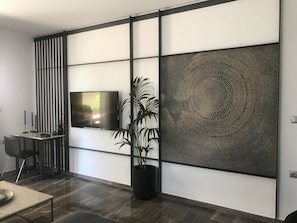 Urban Apartment | Coin séjour | TV connectée de 43 pouces avec chaînes par câble, télévision