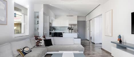 Apartament executiu | Sala d'estar | Televisor intel·ligent de 43 polzades amb canals per cable i televisor
