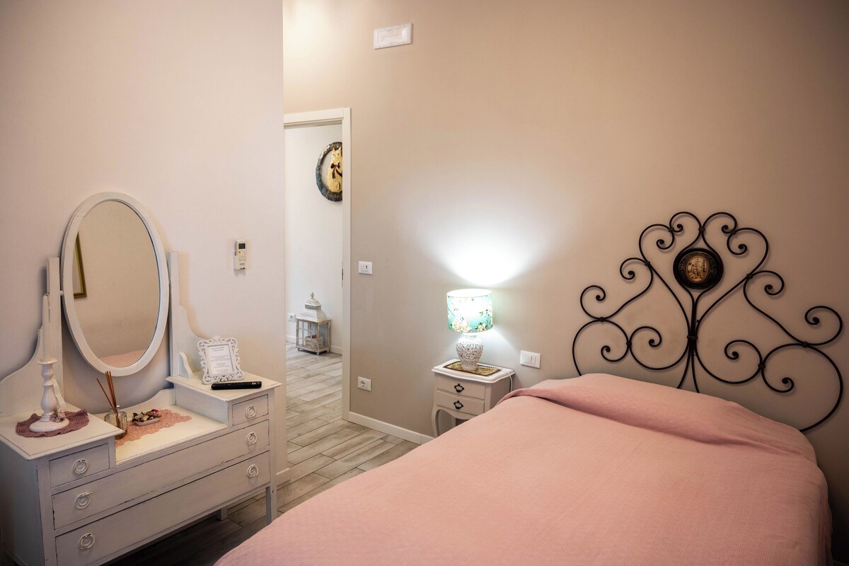 Comfort Single Room (Costanza) | Memory foam beds, soundproofing, free cribs/infant beds, free WiFi
