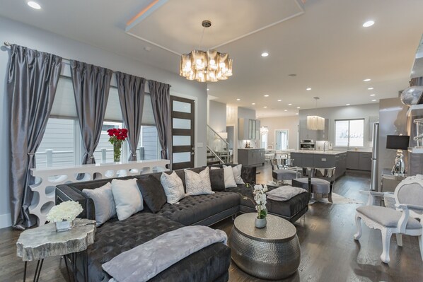 Smart TV, fireplace, stereo