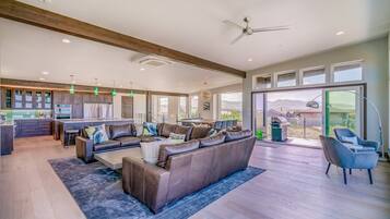 TV connectée, cheminée, jeux vidéo, lecteur de DVD