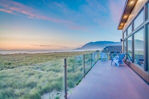 Terrace/patio - Oceanfront - The Manzanita Pool House (Manzanita)
