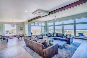 Smart TV, caminetto, videogiochi, lettore DVD