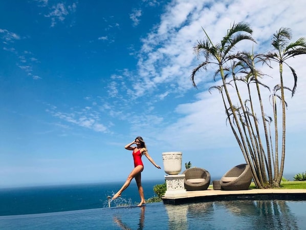 Outdoor pool, pool umbrellas, pool loungers - Luxury Beach Apartments (aManzimtoti)